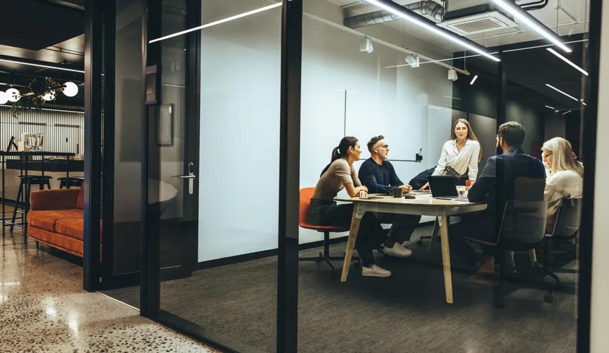 Des salariés d'une entreprise dans une salle de réunion au sein d'un espace de coworking