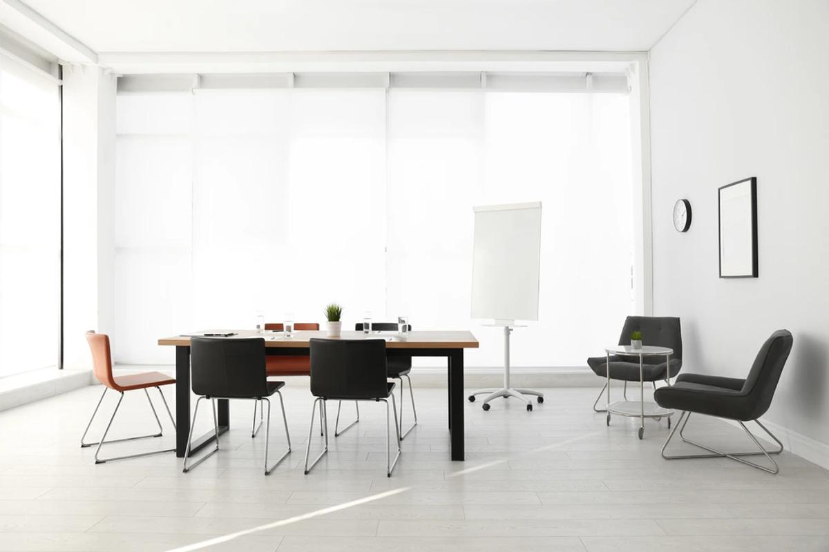 salle de réunion agréable et lumineuse dans un immeuble de coworking