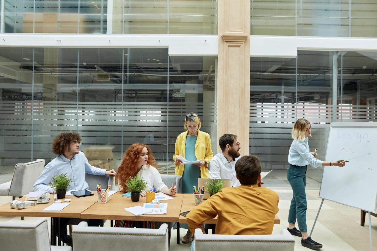 des collaborateurs d’une entreprise en réunion dans un immeuble de coworking