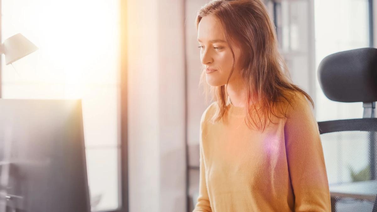 une salariée profite de la lumière naturelle au travail