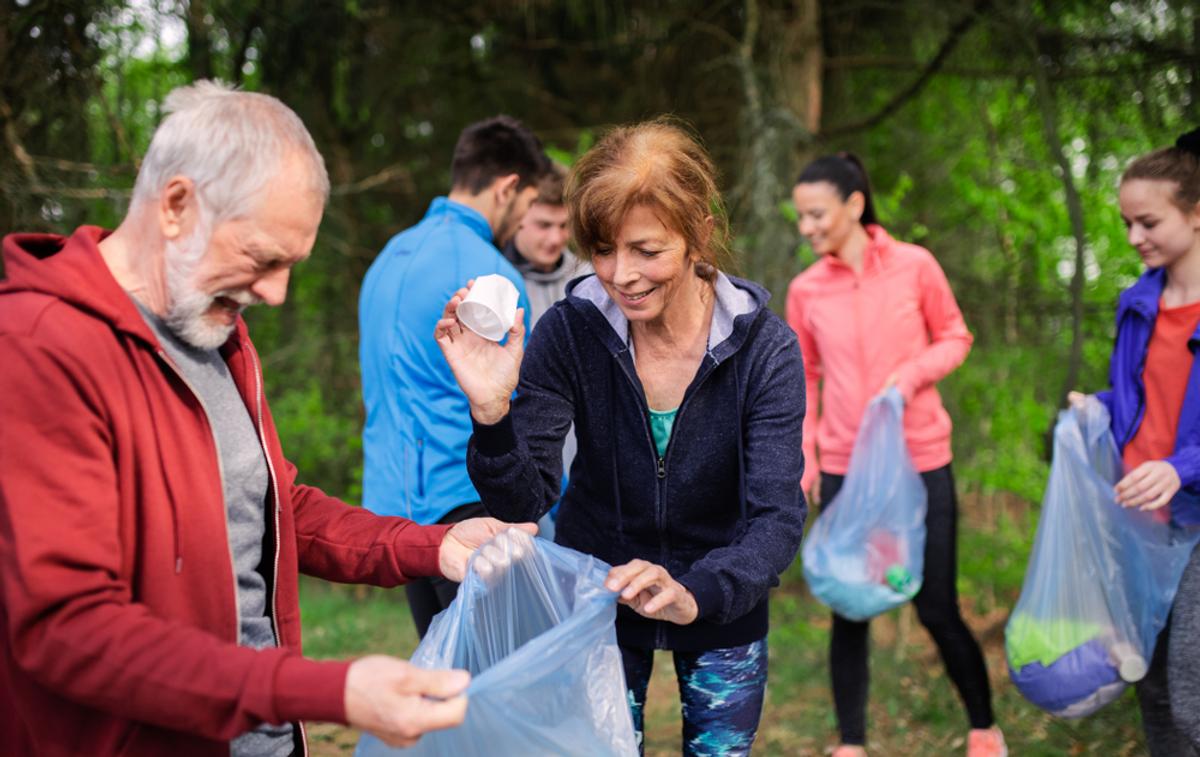 des collaborateurs font du plogging pendant un séminaire