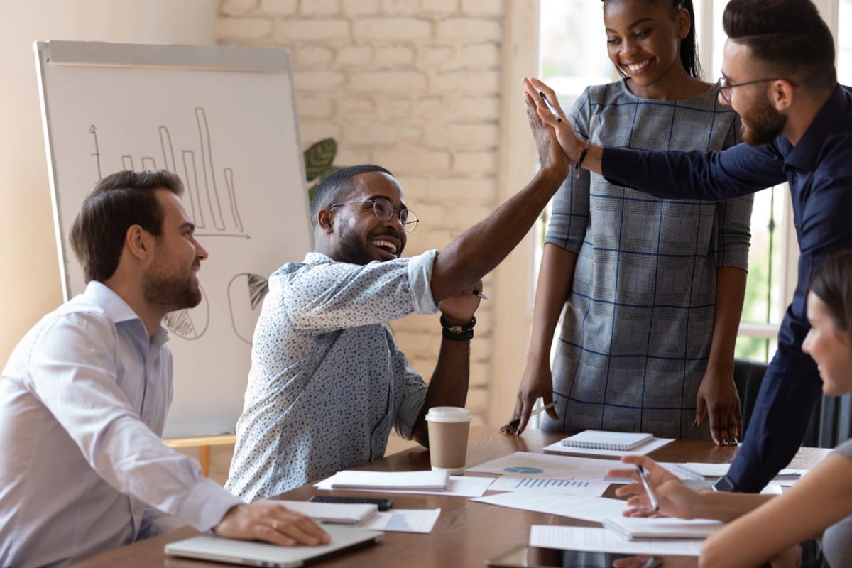 une équipe en train de faire le point dans son bureau
