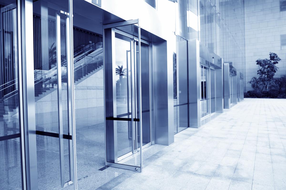façade en verre et entrée d’un immeuble de bureaux à Paris