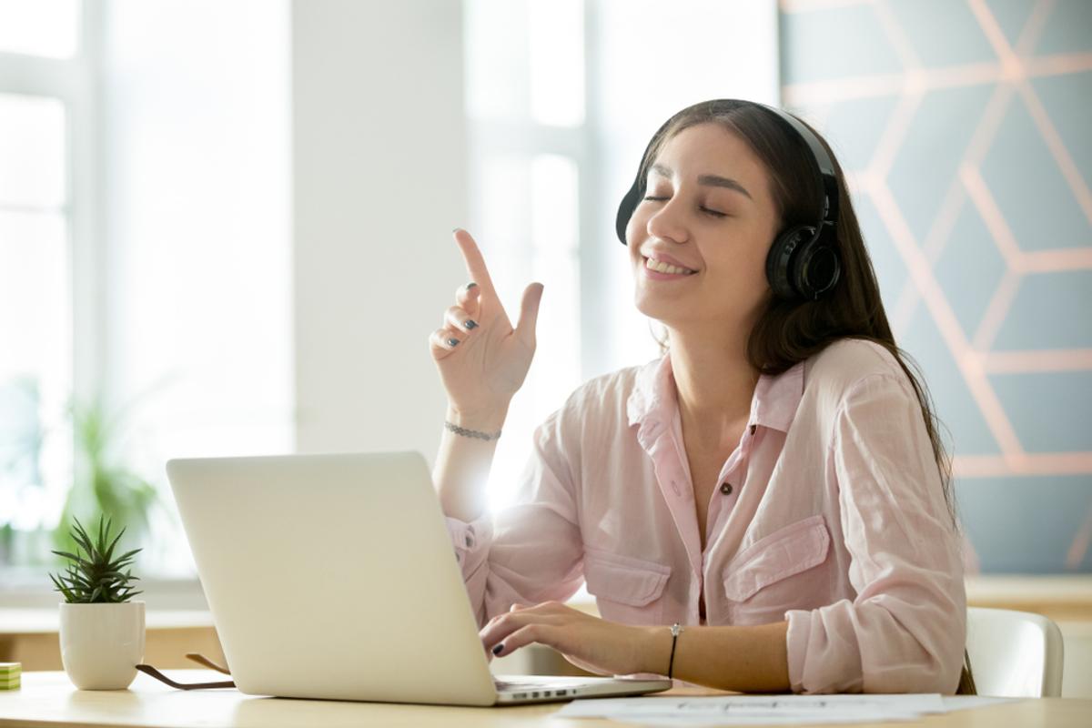 une salariée se sent bien en écoutant de la musique au travail avec un casque