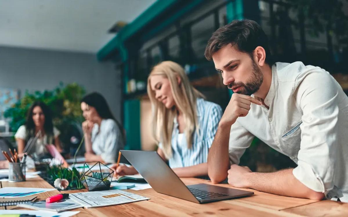 Des travailleurs indépendants qui se réunissent dans un espace de coworking