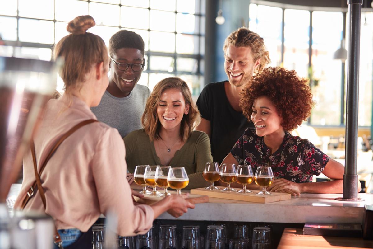 collaborateurs dégustant des bières avec et sans alcool pendant un séminaire d’entreprise