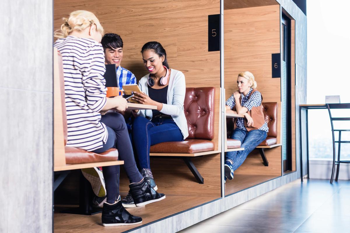 des collaborateurs se réunissent dans des espaces communs d’un lieu de coworking