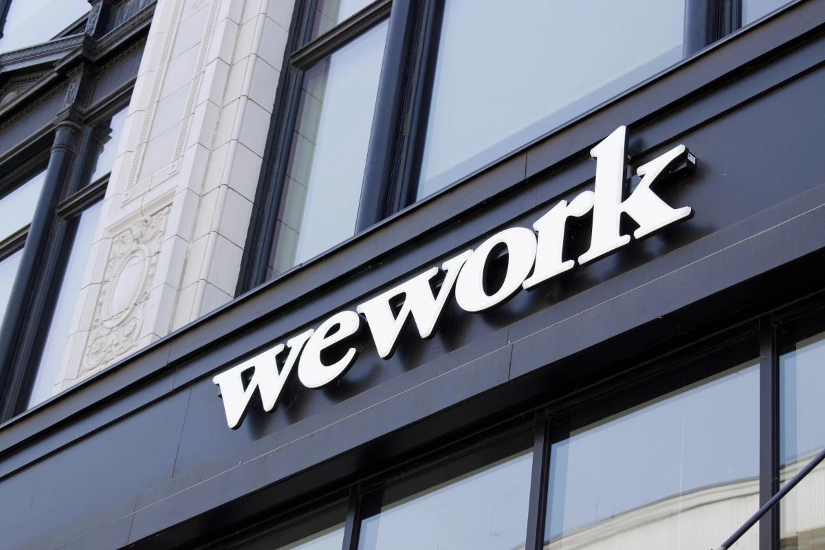 enseigne WeWork sur un immeuble dédié au coworking