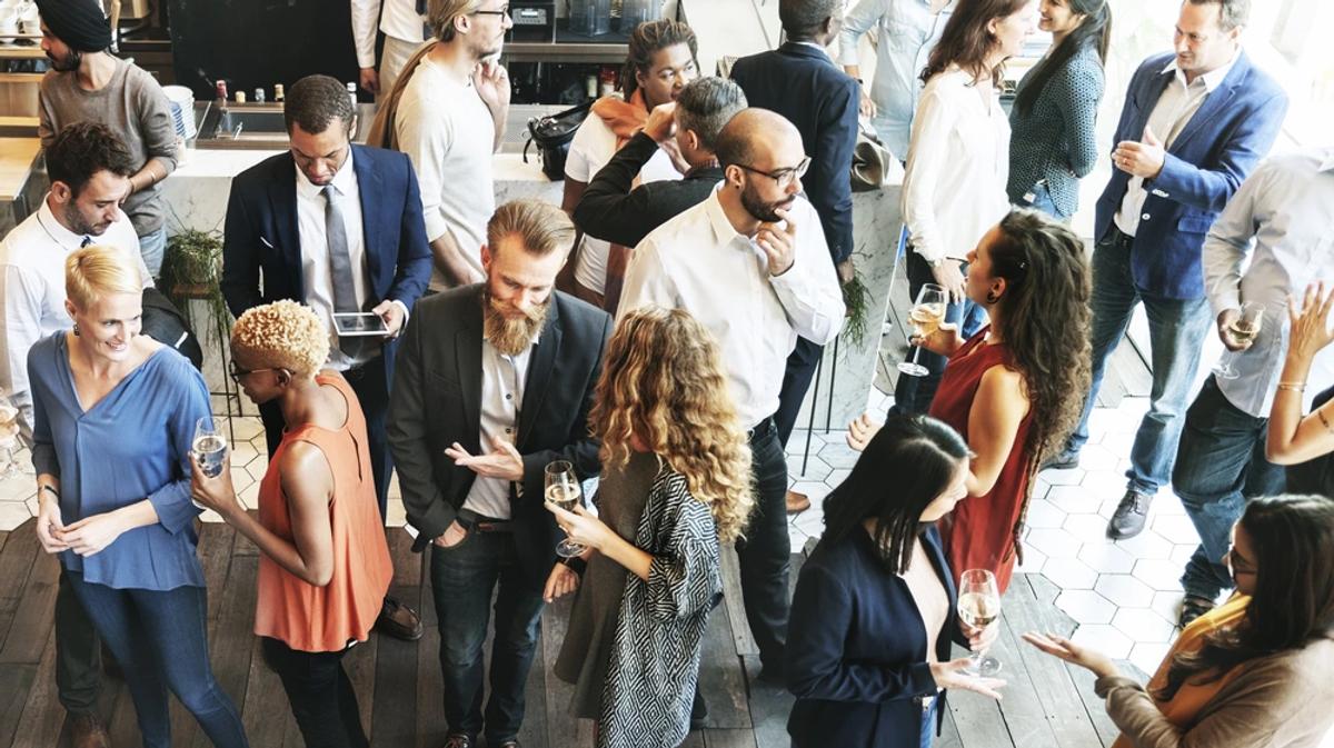 événement d’entreprise, collaborateurs en train de boire un verre ensemble
