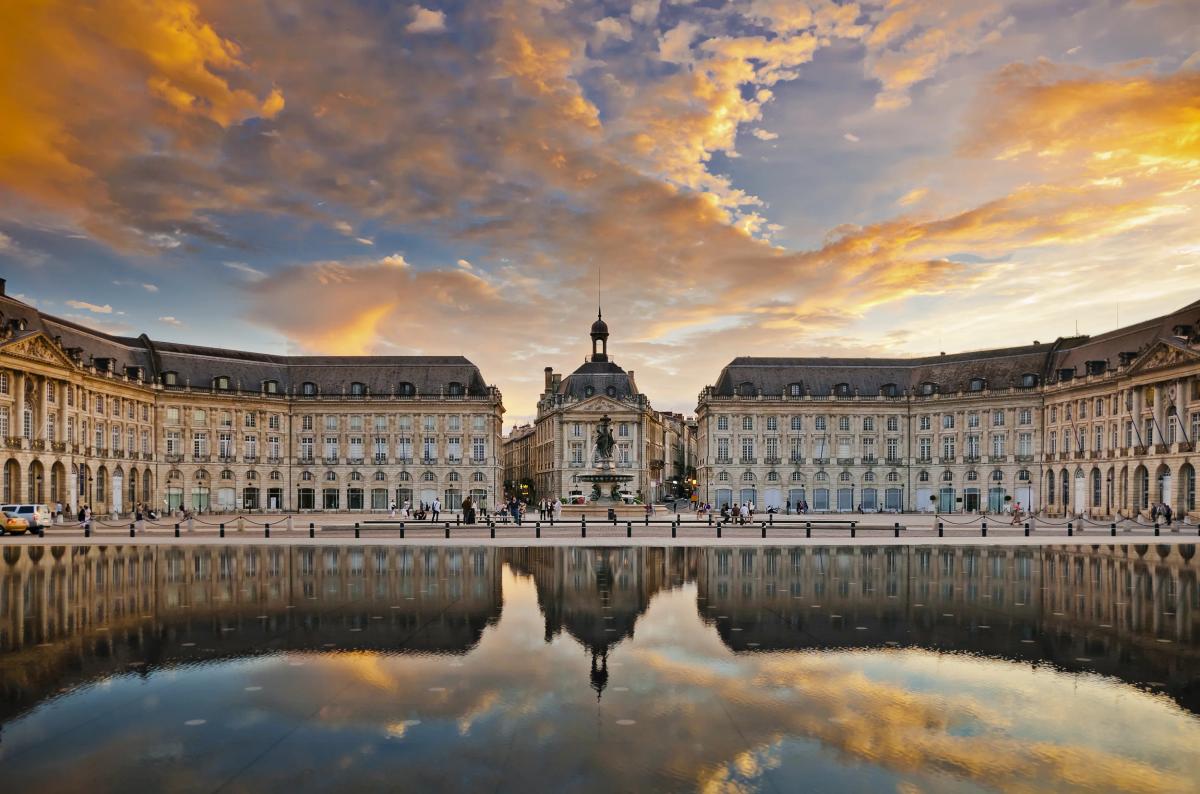 vue sur la place de la Bourse au centre de Bordeaux