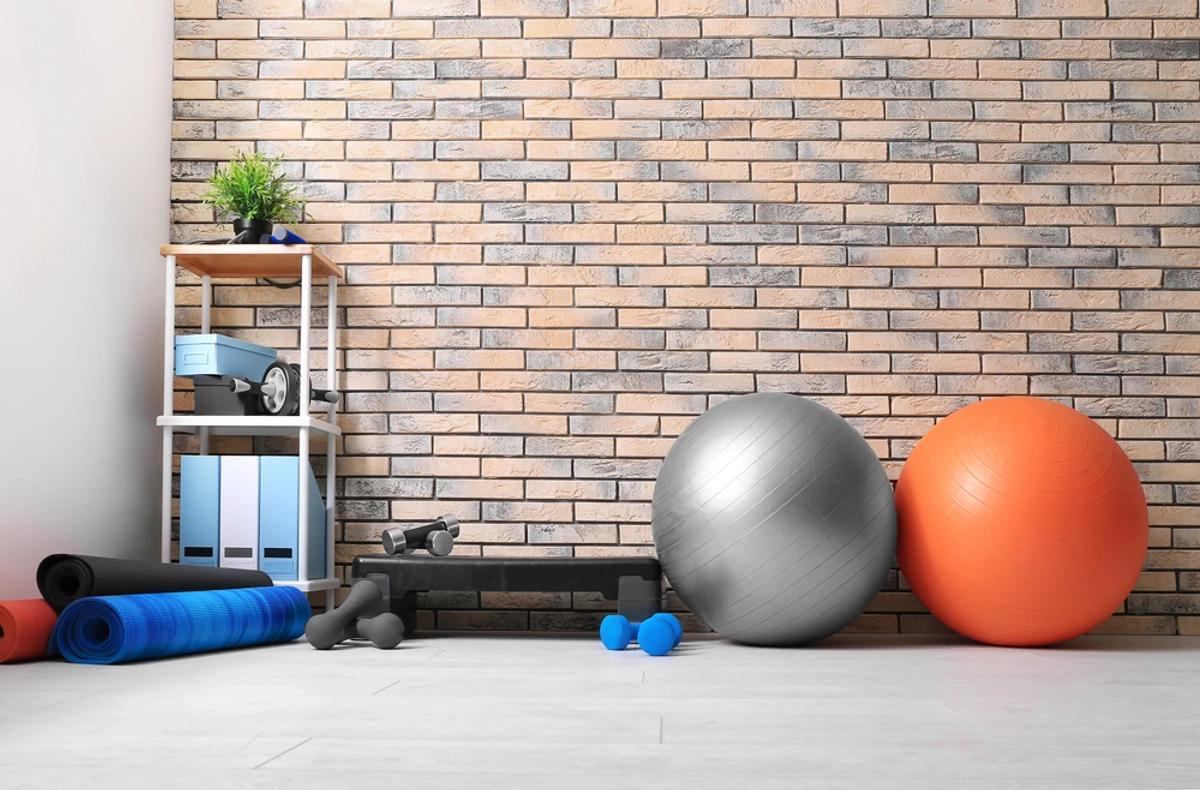 équipements sportifs dans une salle de sport au travail