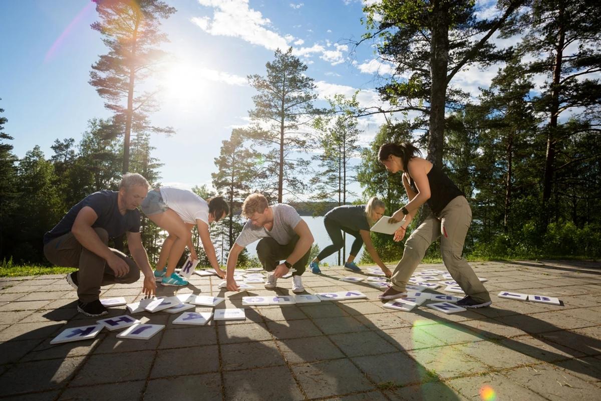 des collègues doivent résoudre une énigme pendant une activité de team building