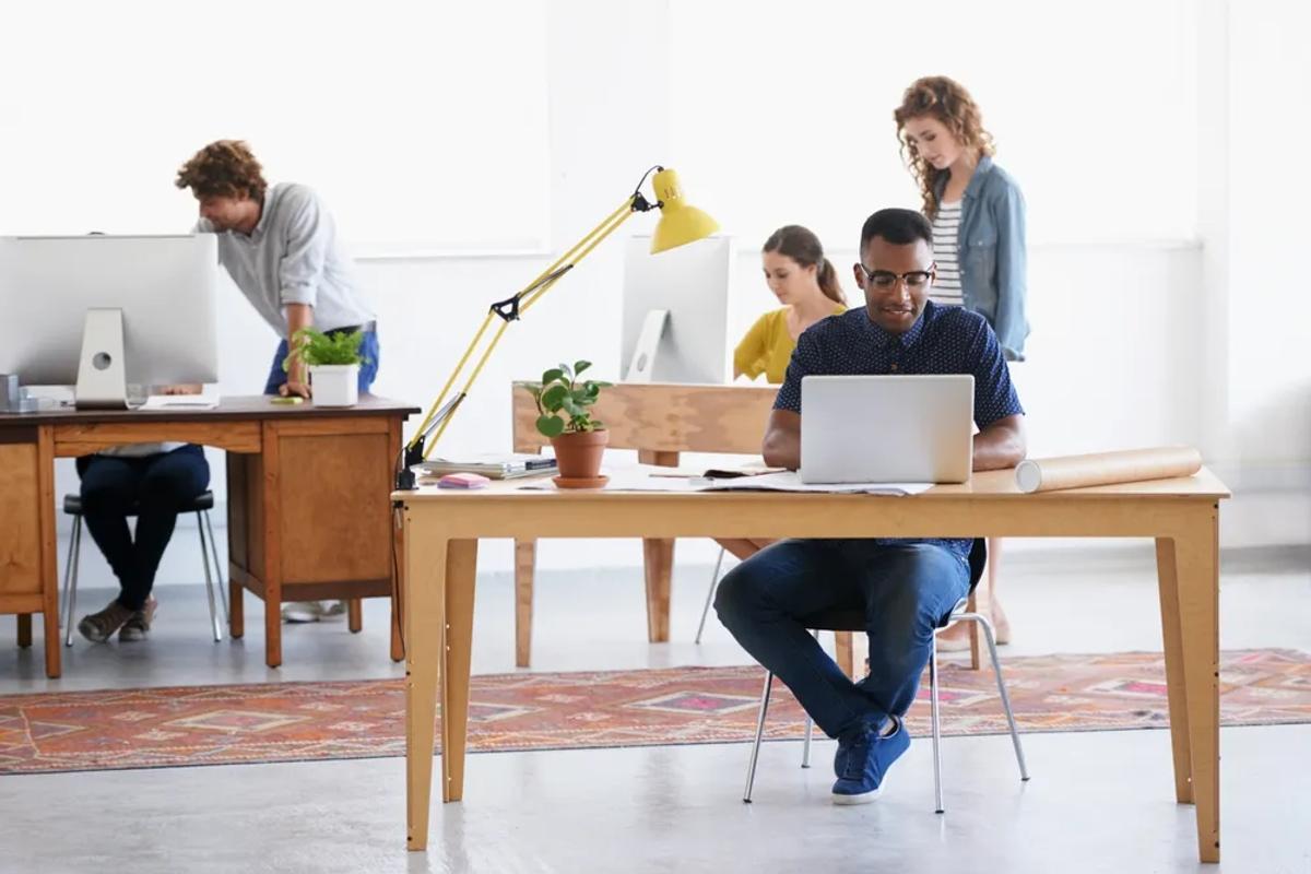 salariés d'une TPE en train de travailler dans leur bureau
