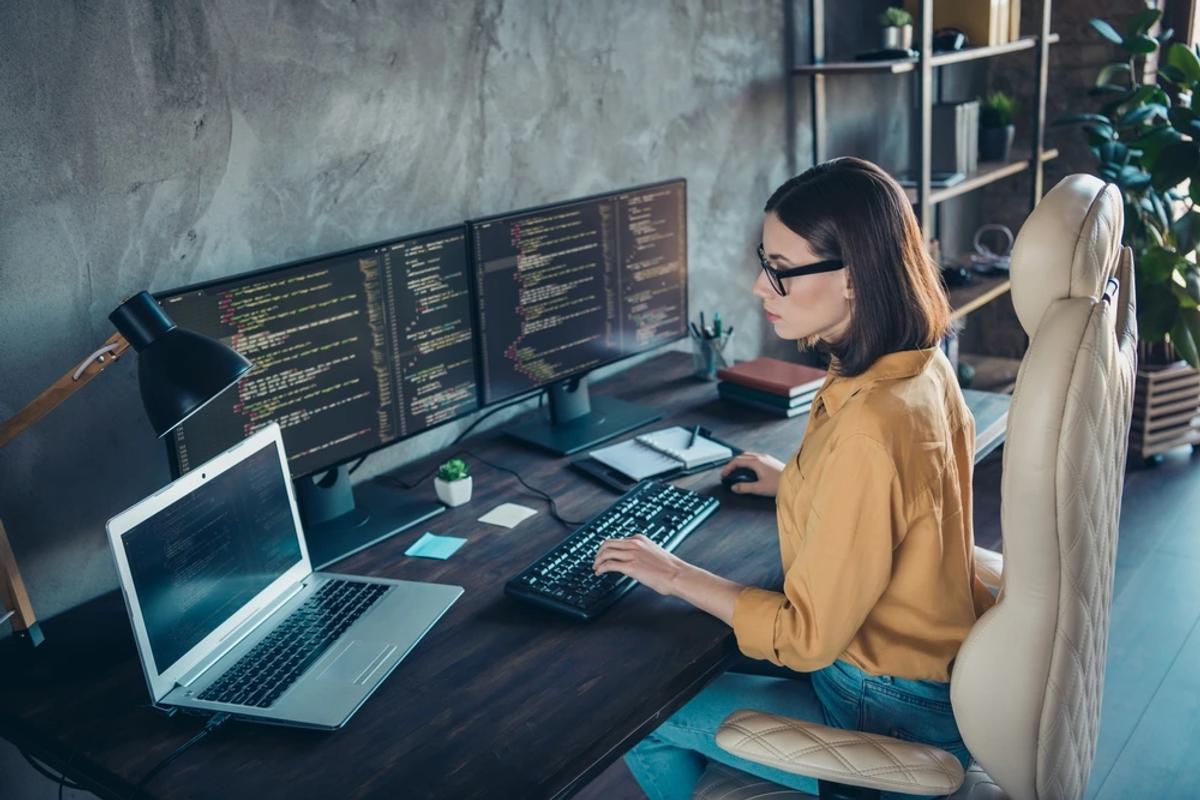 setup informatique d’une salariée avec un double écran
