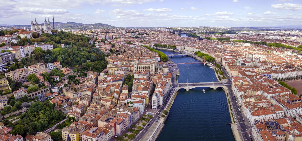 vue aérienne de la ville de Lyon et de la Saône, avec Fourvière en arrière-plan