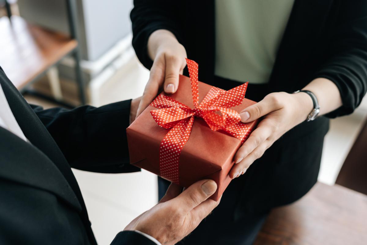 un employeur remet un cadeau à une salariée, concept d’avantages en nature