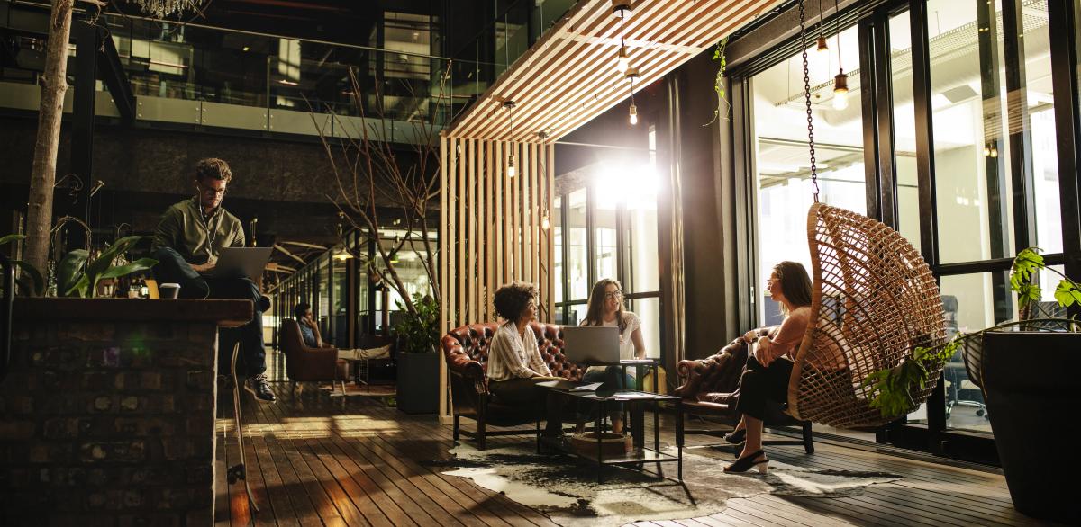 espace partagé et convivial au sein d’un lieu de coworking 