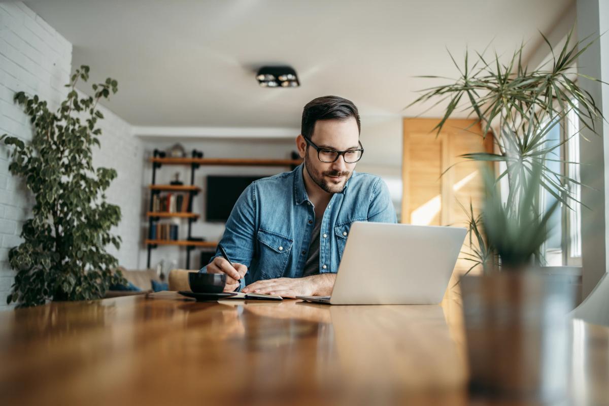 salarié devant son ordinateur qui travaille à distance pour son entreprise
