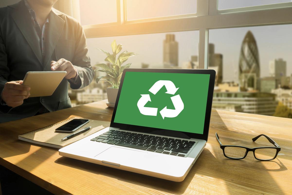 concept écoresponsable au travail, sigle du recyclage sur écran d’ordinateur