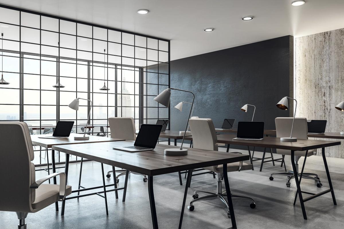 des bureaux partagés dans un espace de coworking