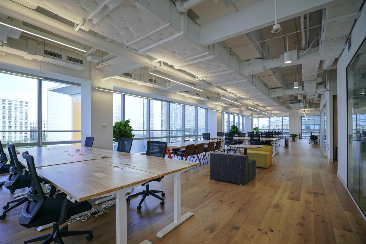 grand bureau en open space dans un immeuble en location