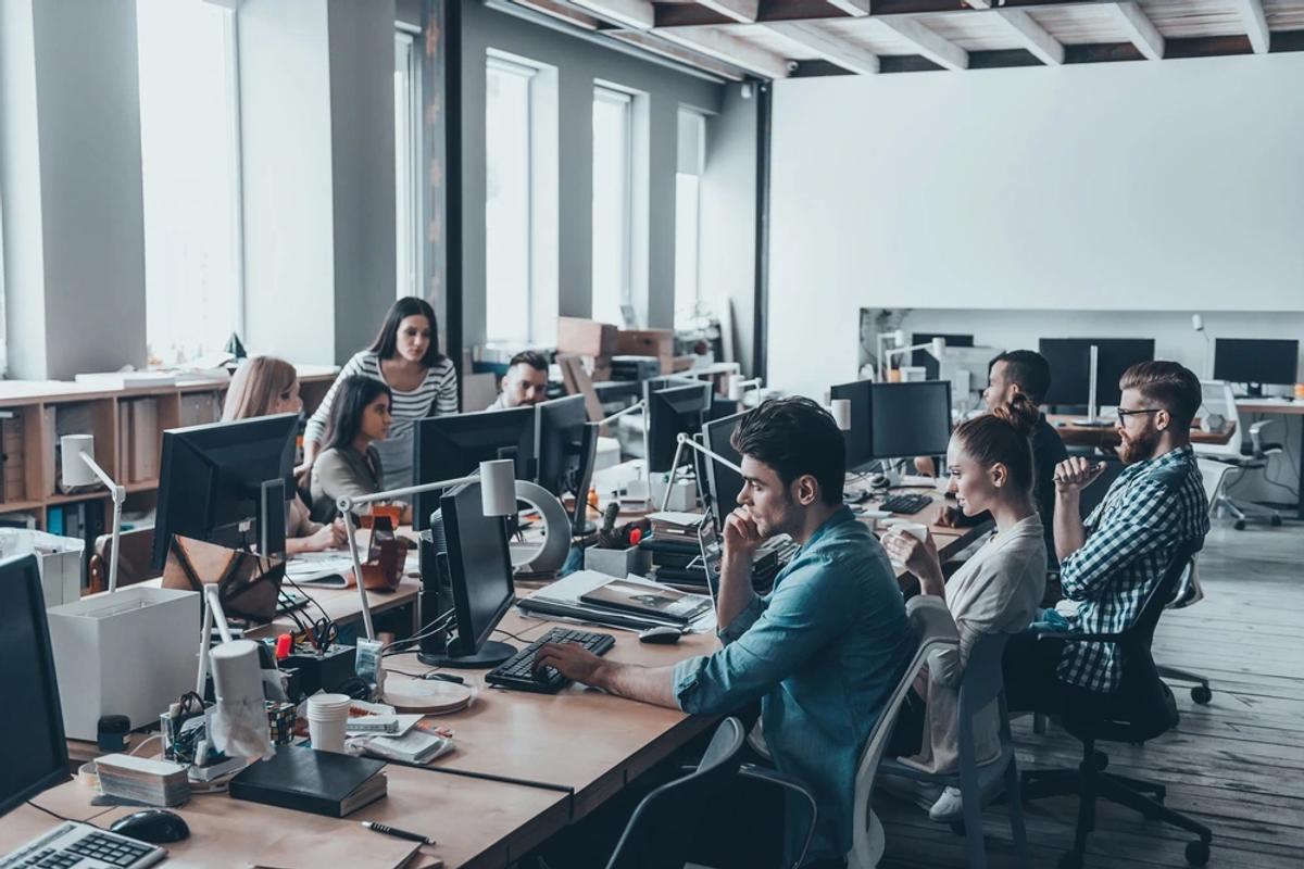 une équipe en train de travailler dans un bureau open space