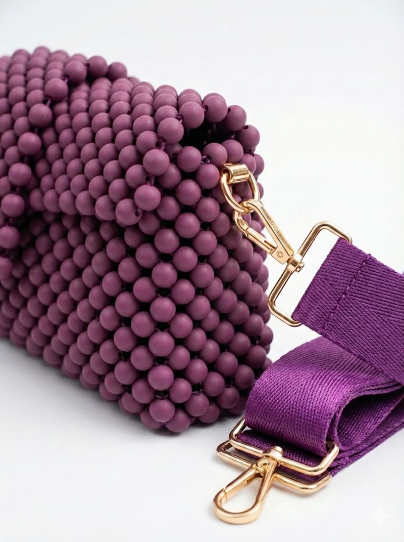 Mora Burgundy — detalle