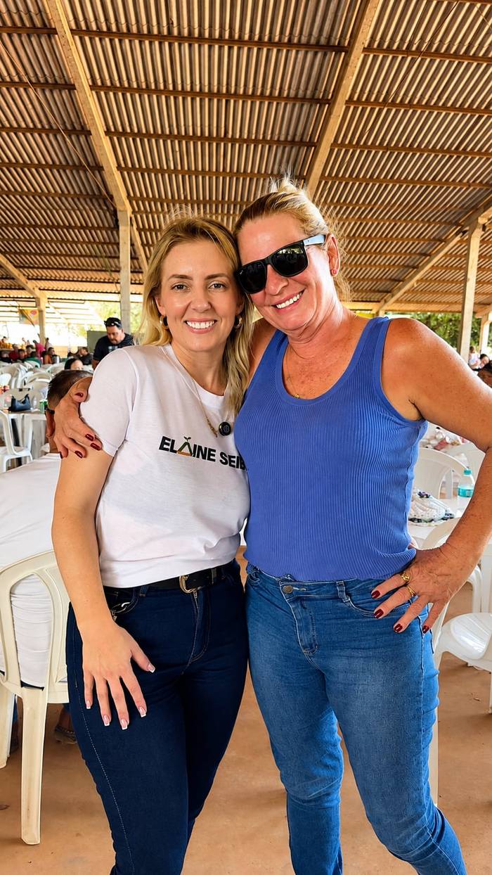 Elaine abraçada com uma apoiadora, ambas sorrindo, num evento.