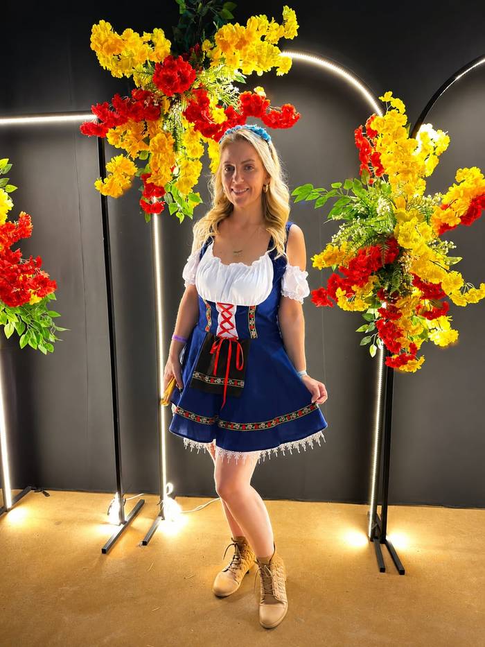 Elaine em traje típico alemão num evento da colônia.