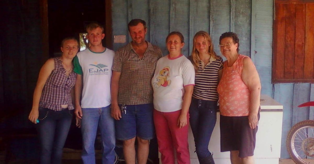 Família de Elaine Seibel em frente à casa de tábua, em Entre Rios