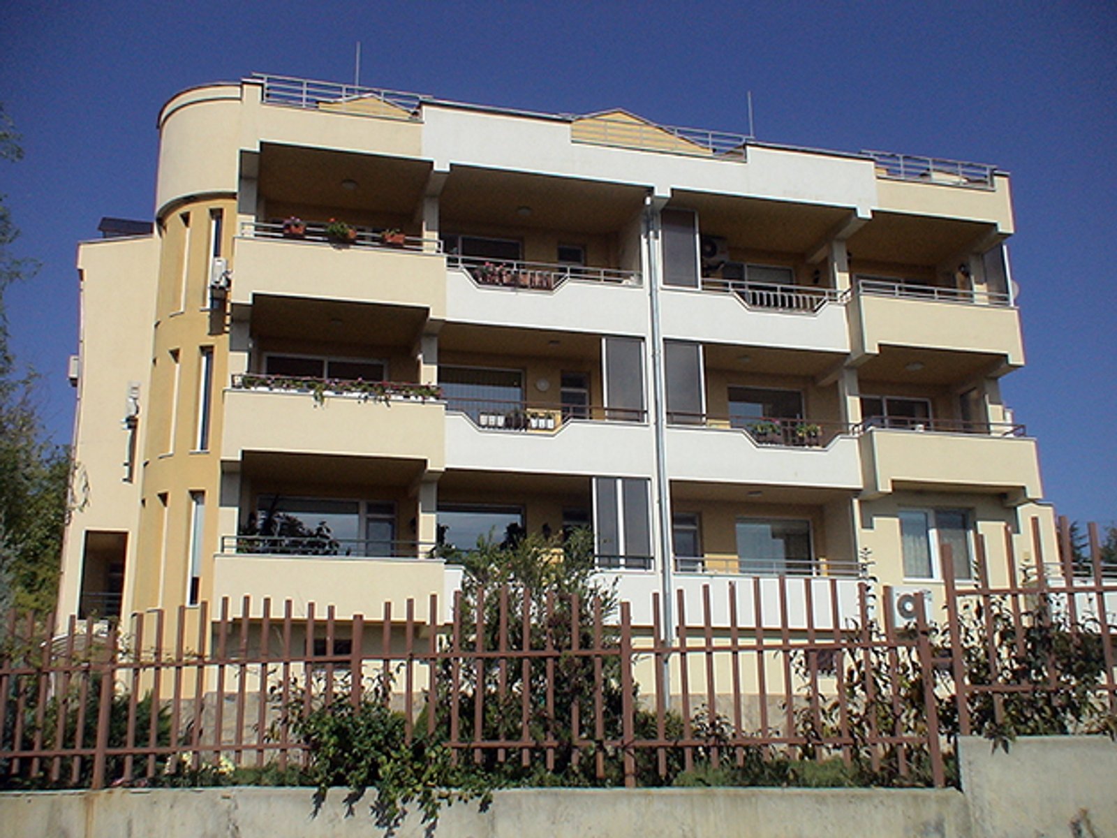 Residential building for six families 1