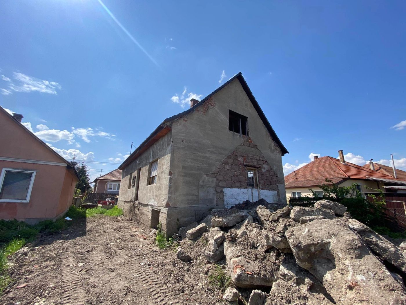 Bővített és átalakított modern családiház - 3. kép