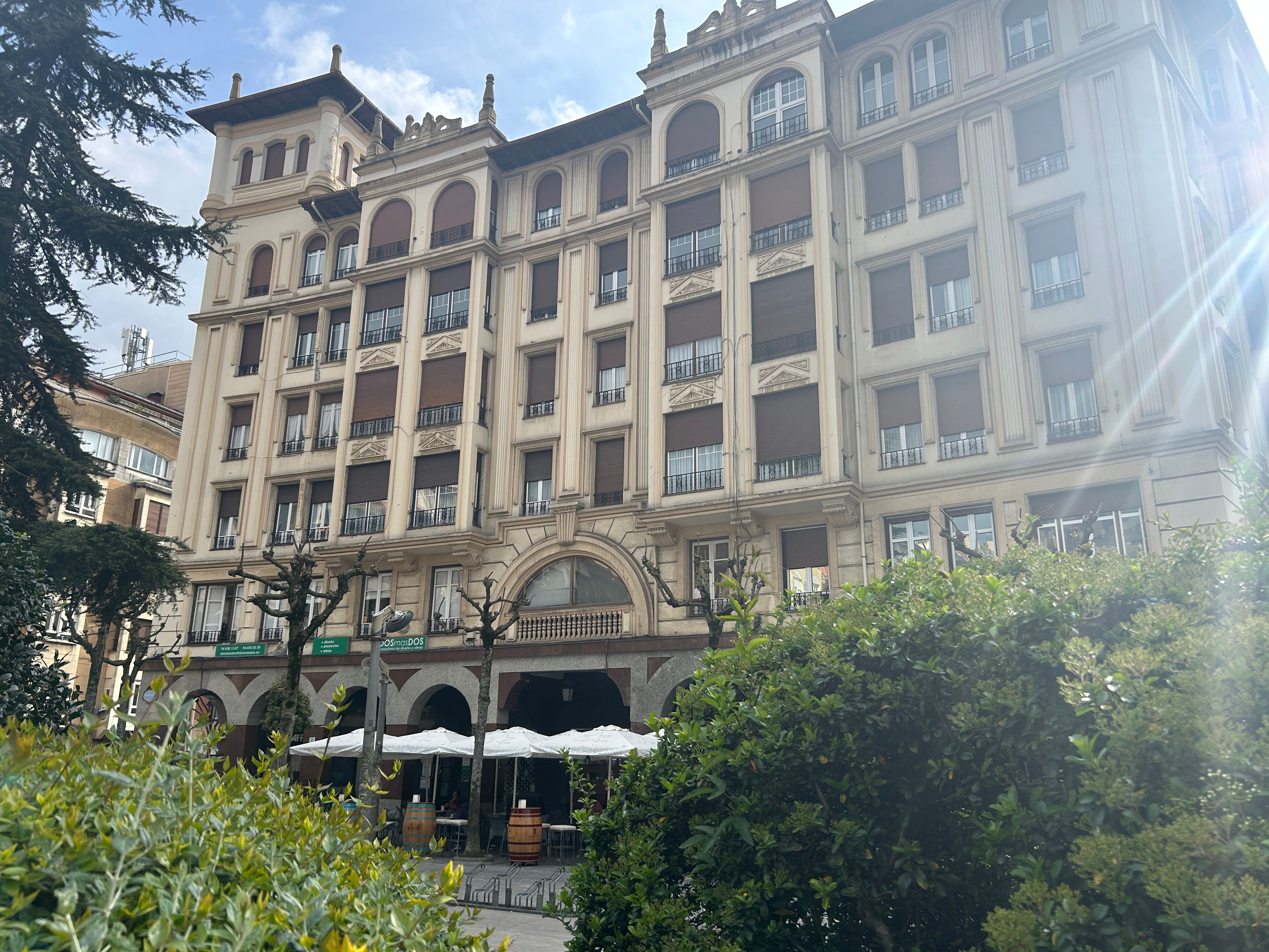 Fachada del centro de psicología Psiconervión en Barakaldo, en la Herriko Plaza o Plaza de los Fueros