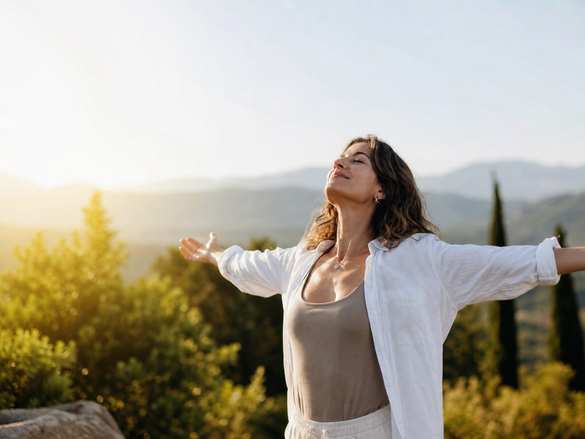 mujer respirando libertad y aire fresco en el monte