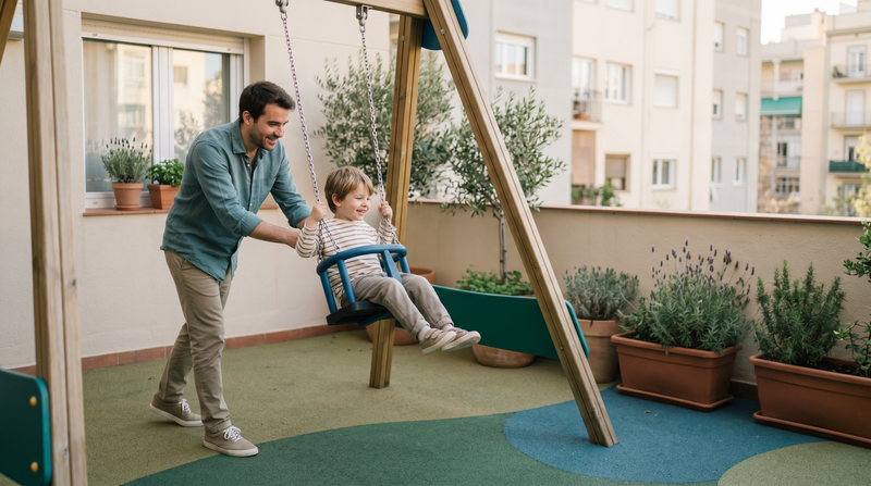 niño jugando en el columpio de la terraza de casa con su padre