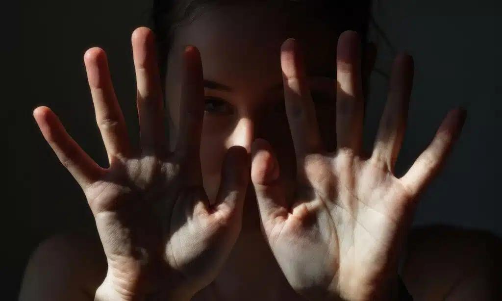¿Qué es la violencia vicaria? Causas, síntomas y ejemplos