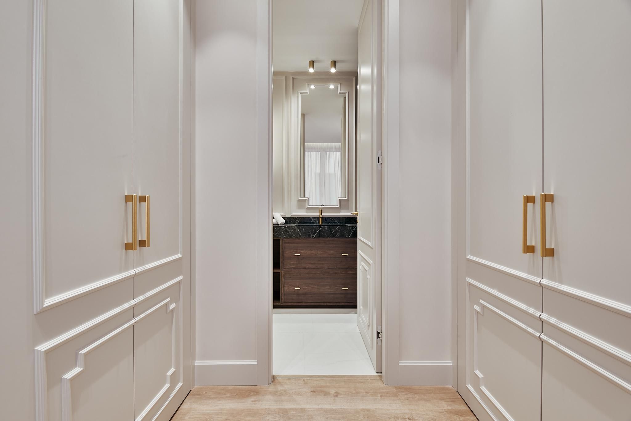 Luxury apartment in Justicia with four suites, dressing rooms and a historic building