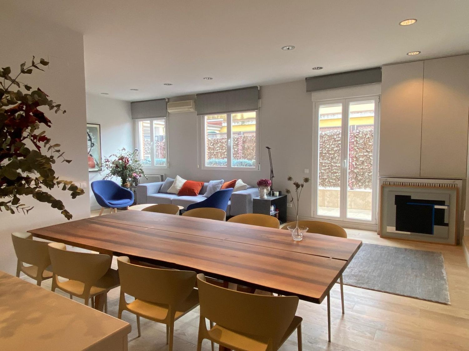 A sun-filled corner penthouse above the heart of Castellana