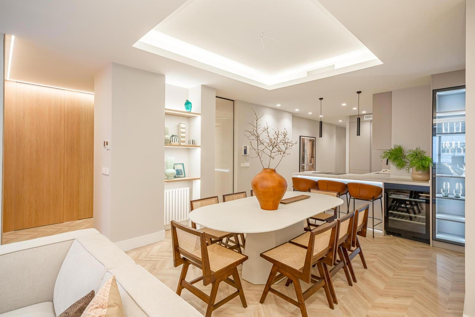 Morning light and generous proportions in Castellana’s most refined residential setting