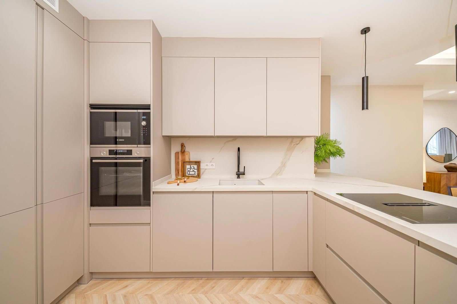 Morning light and generous proportions in Castellana’s most refined residential setting