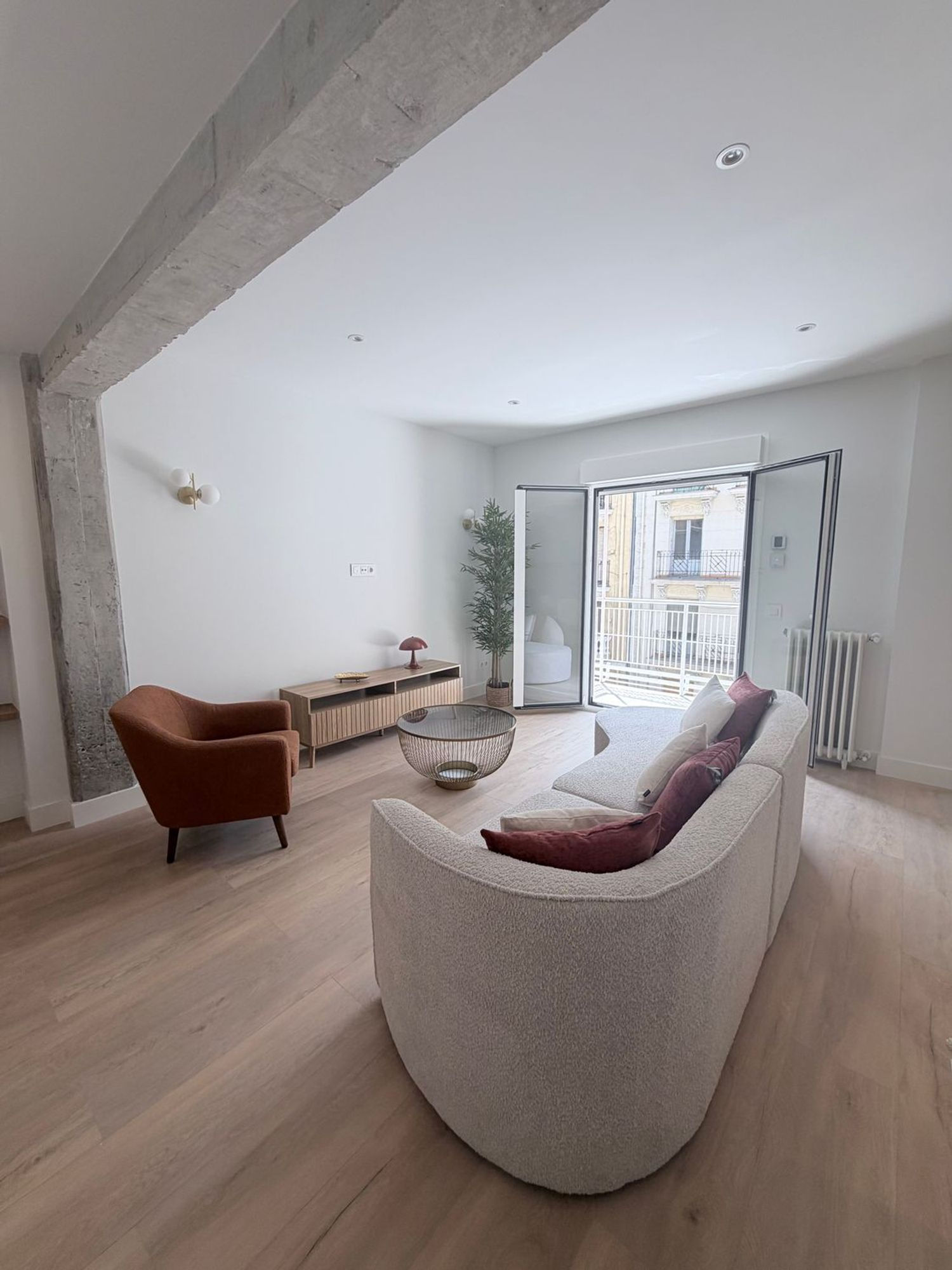 Three en-suite bedrooms and warm natural light in residential Trafalgar