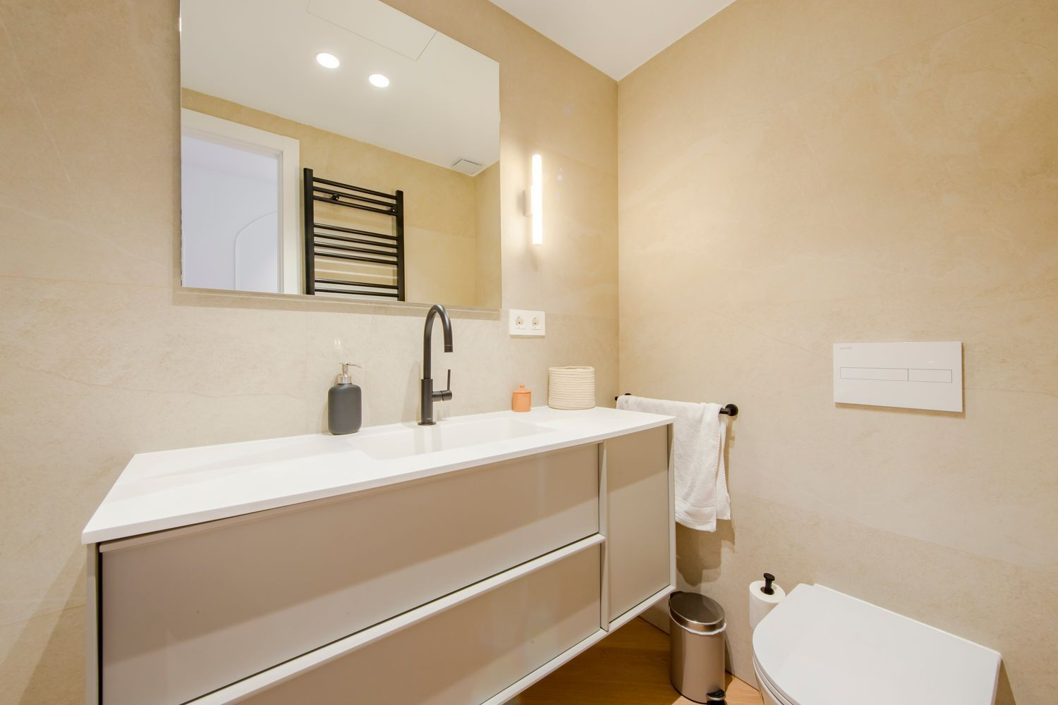 Natural stone, walnut finishes and all-day light in one of Chamartín’s finest areas