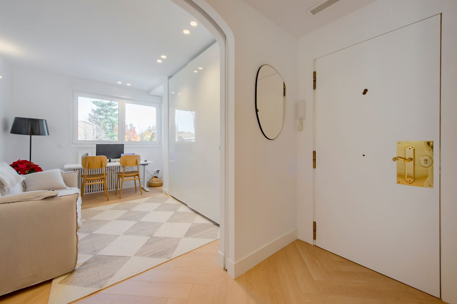 Natural stone, walnut finishes and all-day light in one of Chamartín’s finest areas