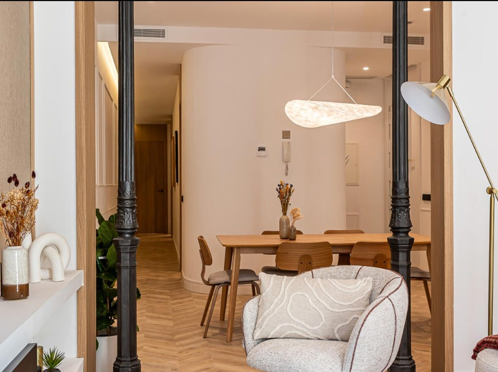 The creative energy of Justicia in a bright contemporary residence