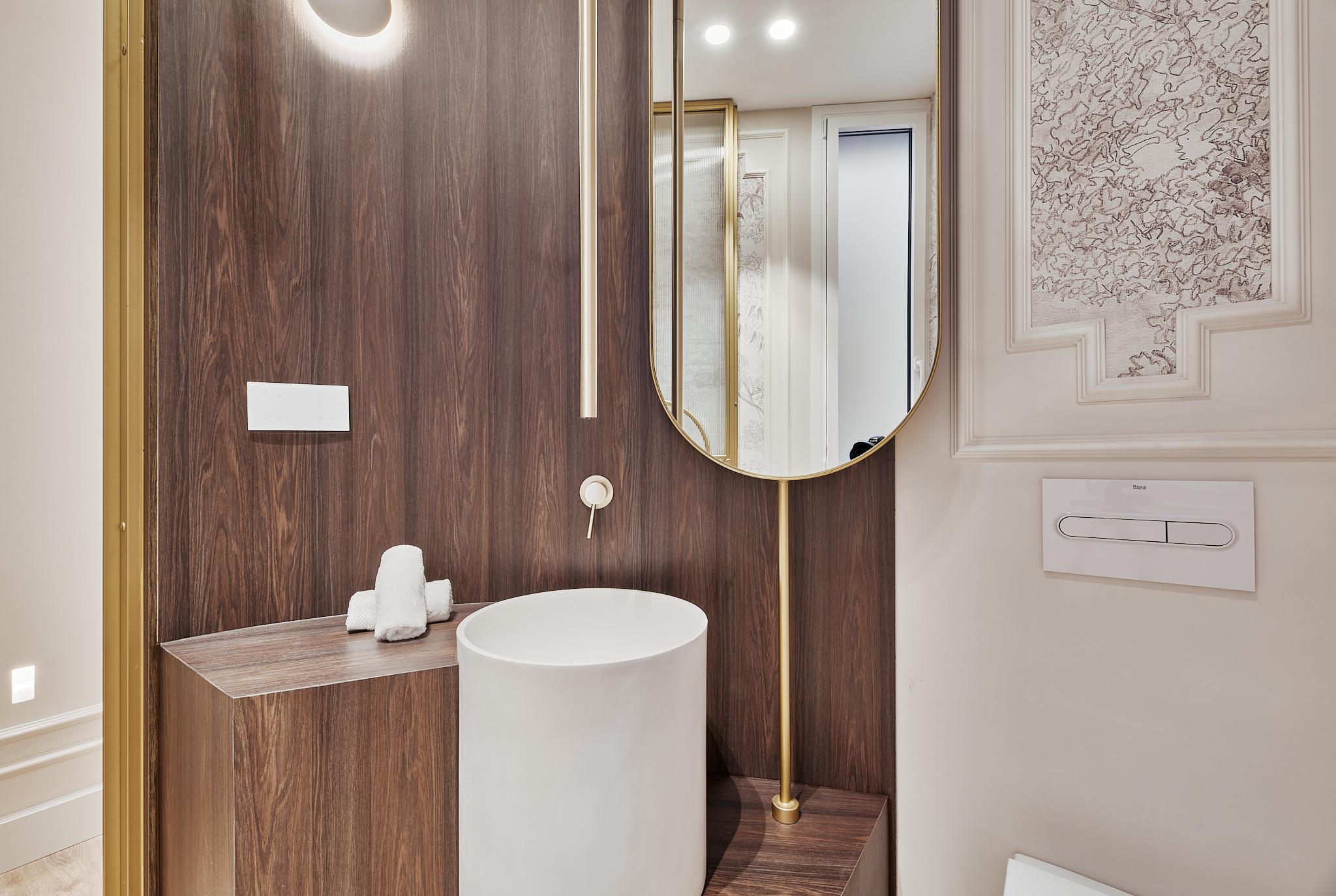 Luxury apartment in Justicia with four suites, dressing rooms and a historic building