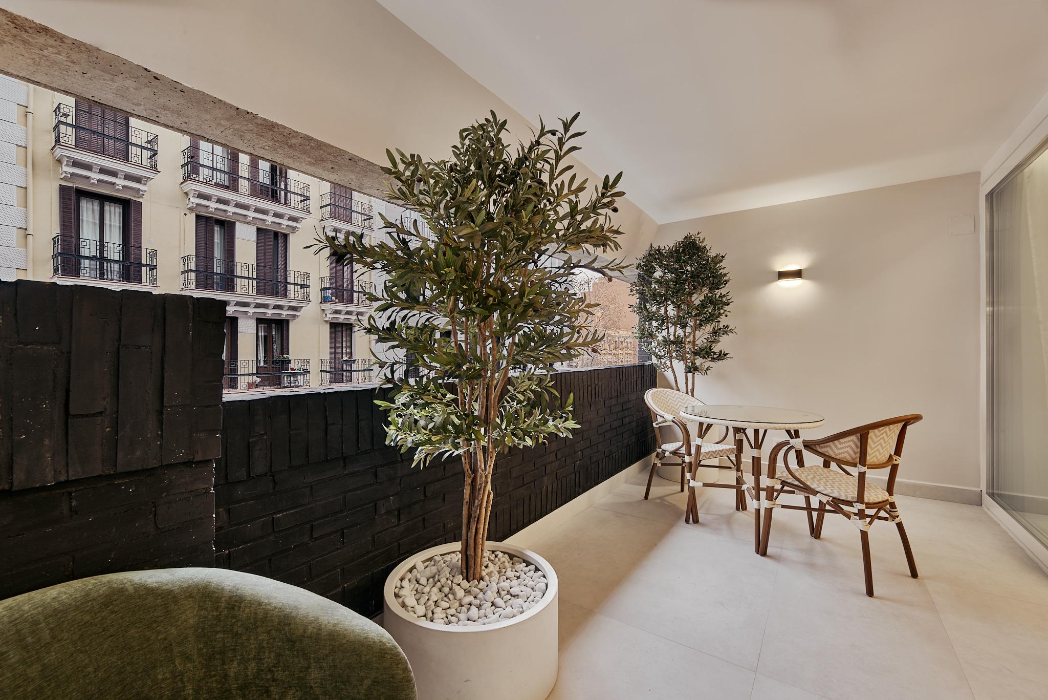 Terraza exterior y vida urbana en Goya