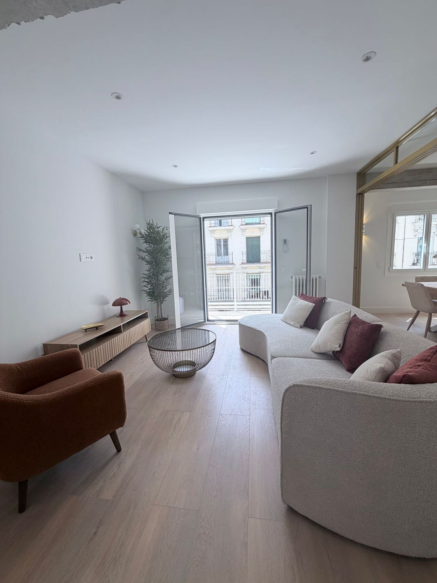 Three en-suite bedrooms and warm natural light in residential Trafalgar