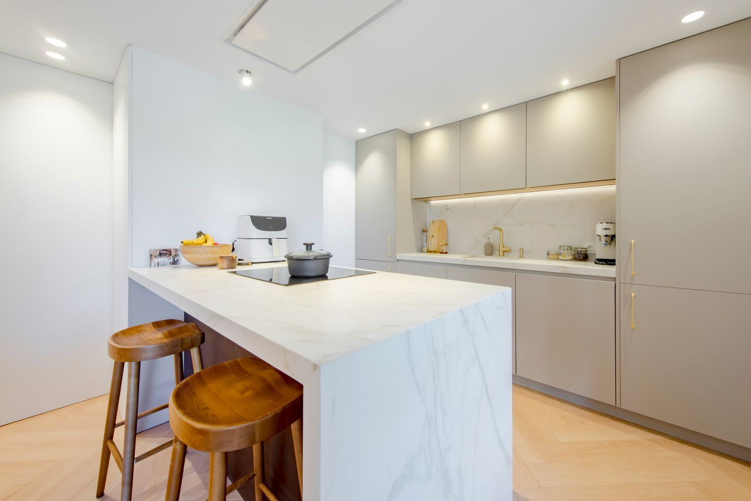 Natural stone, walnut finishes and all-day light in one of Chamartín’s finest areas