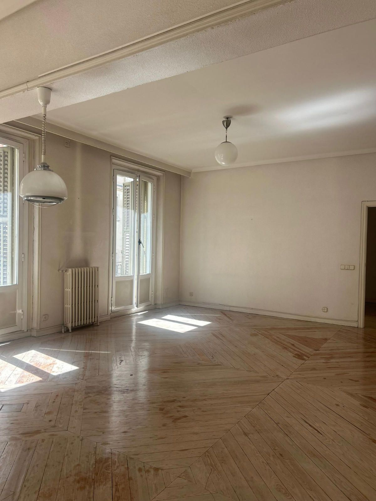 A rare classical property ready to become a truly unique Chamberí residence