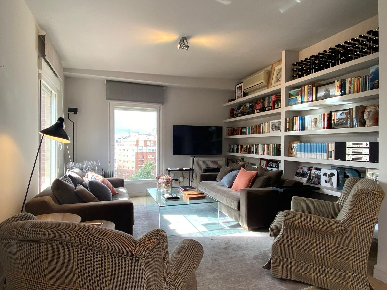 A sun-filled corner penthouse above the heart of Castellana